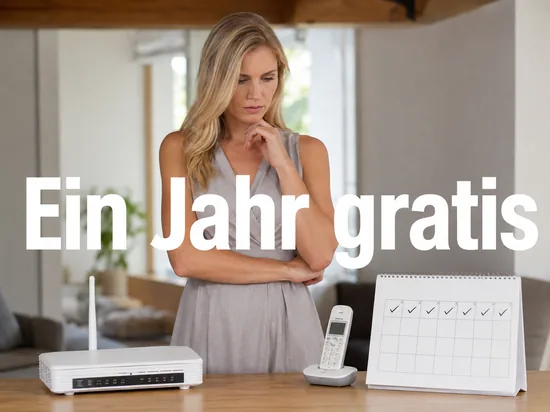 DSL-Router, schnurloses Telefon und Kalender mit Haekchen auf einem Tisch, davor eine Frau