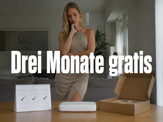 Neuer DSL-Router neben geoeffnetem Karton und Kalender mit drei markierten Monaten, davor eine Frau