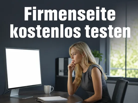 Frau am Buero-Schreibtisch vor leerem Monitor, Schriftzug Firmenseite kostenlos testen