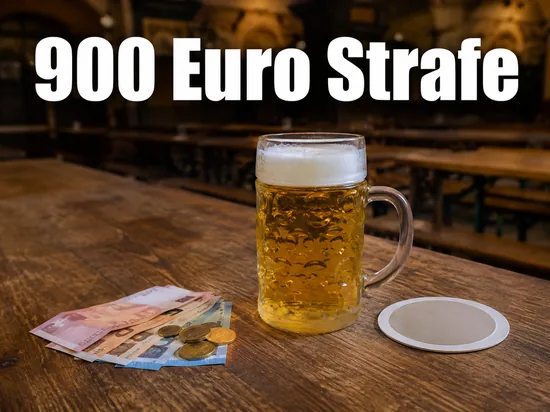 Masskrug und Geldscheine auf einem Tisch in einem bayerischen Bierkeller