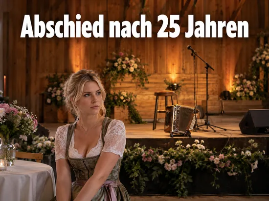 Frau im Dirndl vor einer leeren Volksmusikbuehne mit Ziehharmonika