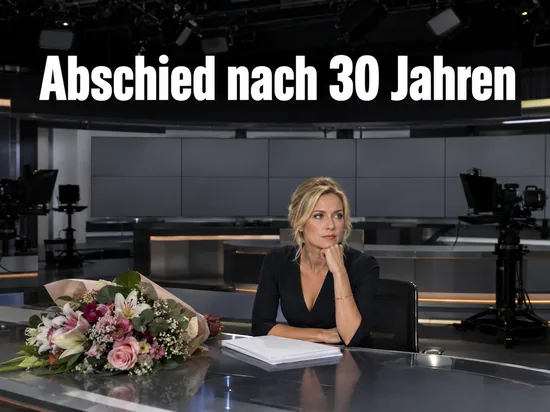 Frau sitzt am Pult eines Nachrichtenstudios neben einem Blumenstrauß