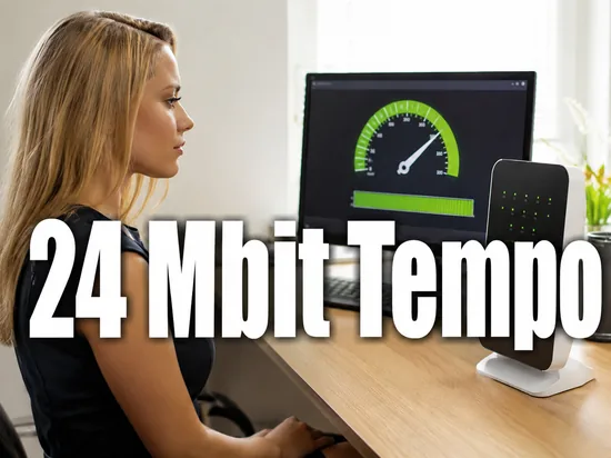 Monitor mit Speedtest-Anzeige und DSL-Modem mit gruenen LEDs auf einem Schreibtisch, davor eine Frau