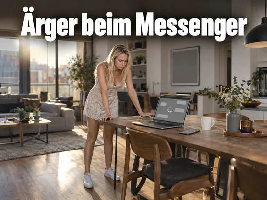 Frau stützt sich in einer Loftwohnung genervt auf den Esstisch und blickt auf einen Laptop mit Ladesymbol