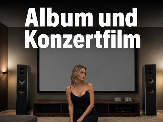 Heimkino mit Leinwand, Standlautsprechern und zwei Discs auf dem Sideboard