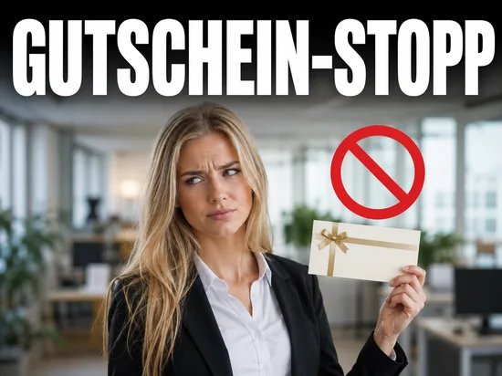 Blonde Geschaeftsfrau haelt skeptisch eine Geschenk-Gutscheinkarte mit rotem Verbotssymbol, Schriftzug Gutschein-Stopp