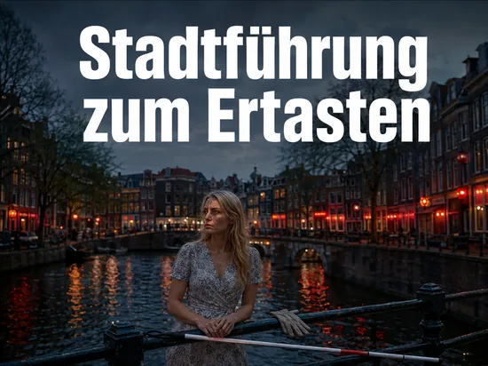 Frau an einer Amsterdamer Gracht mit Blindenlangstock und Handschuhen, Schriftzug Stadtfuehrung zum Ertasten