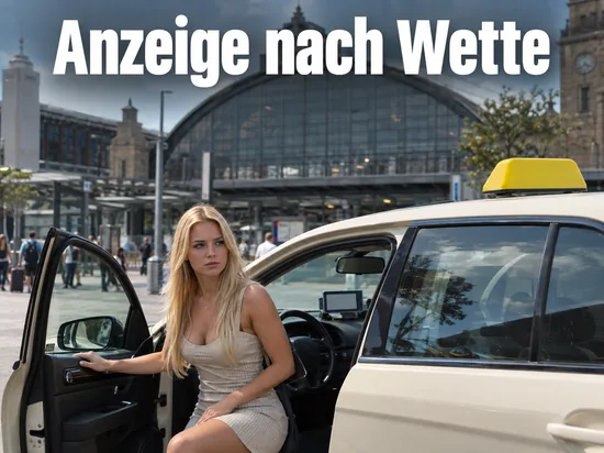 Frau steigt vor einem Bahnhof aus einem Taxi mit gelbem Dachschild