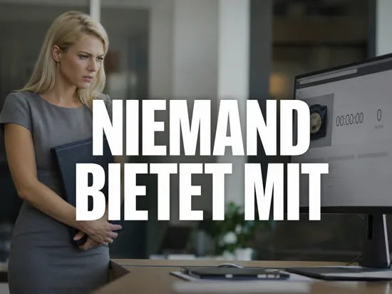 Enttaeuschte Frau mit Bewerbungsmappe vor einem Monitor mit abgelaufener Auktion ohne Gebote