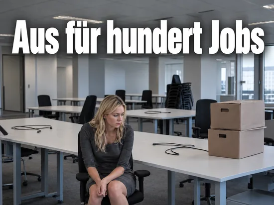 Frau sitzt in einem leergeräumten Großraumbüro neben gepackten Kartons