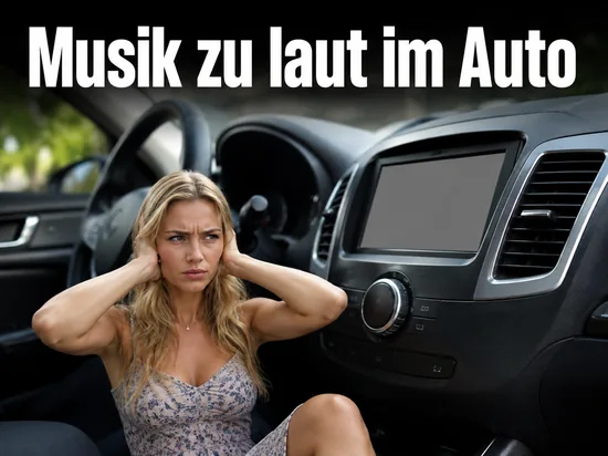 Autoinnenraum mit Mittelkonsole, Autoradio-Display und Lautstärkeregler