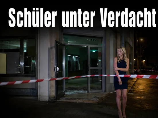 Frau vor einer abgesperrten Bankfiliale bei Nacht: zwei Schueler unter Verdacht nach Bankeinbruch