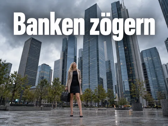 Frau mit Aktentasche steht im Frankfurter Bankenviertel und blickt skeptisch zu den Hochhäusern hinauf