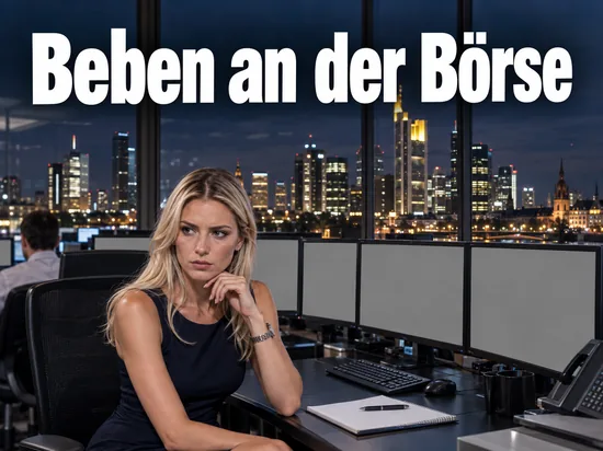 Frau im Kleid sitzt abends in einem Handelsraum vor Monitoren mit Blick auf die Skyline