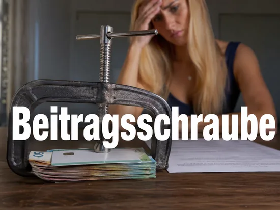 Schraubzwinge presst ein Buendel Geldscheine und eine Gesundheitskarte, daneben ein Beitragsbescheid, dahinter eine Frau