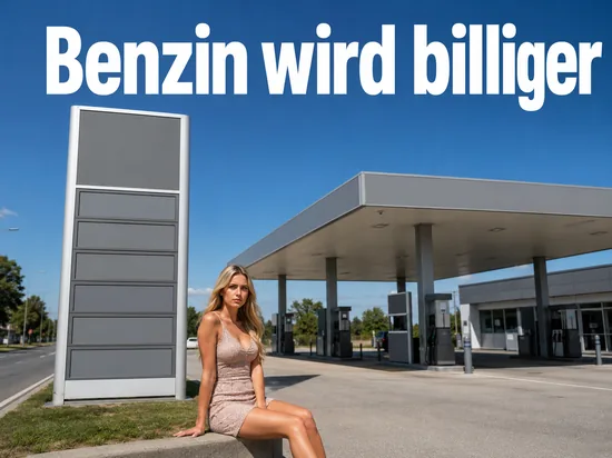 Tankstelle mit Preisstele am Straßenrand bei blauem Himmel