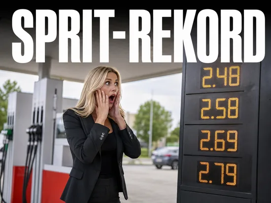 Schockierte blonde Frau an der Tankstelle vor leuchtender Preistafel mit Rekord-Spritpreisen, Symbolbild Benzinpreise auf Rekordstand