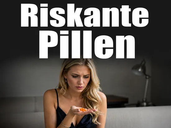 Junge blonde Frau betrachtet skeptisch orangefarbene Vitaminkapseln in ihrer Hand