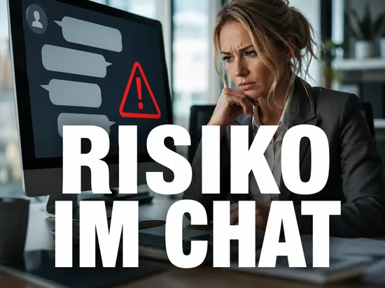 Blonde Geschaeftsfrau blickt besorgt auf ein Chat-Fenster mit Warnsymbol, Schriftzug Risiko im Chat
