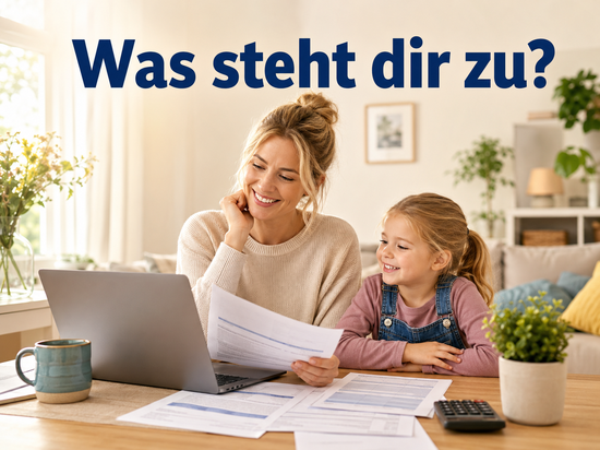 Fiktive junge Mutter mit Kind prüft am Laptop mit Unterlagen und Taschenrechner, welche staatlichen Leistungen ihr zustehen