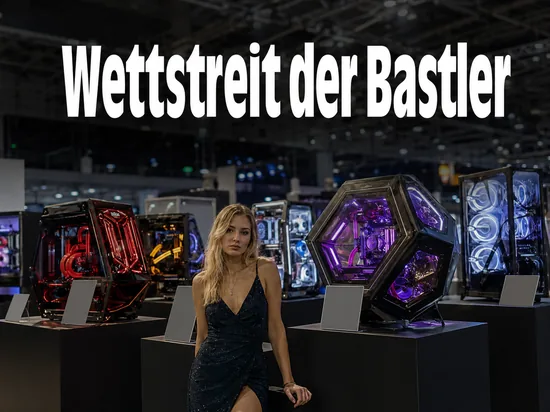 Blonde Frau in einer Messehalle vor aufwendig umgebauten, farbig beleuchteten Computergehäusen auf Podesten