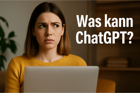 Attraktive Frau mit fragendem Gesichtsausdruck sitzt vor Laptop, daneben Text &bdquo;Was kann ChatGPT?&ldquo; im Wohnzimmer.