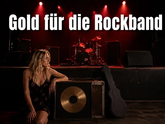 Frau neben einer goldenen Schallplatte vor einer Konzertbuehne, Schriftzug Gold fuer die Rockband