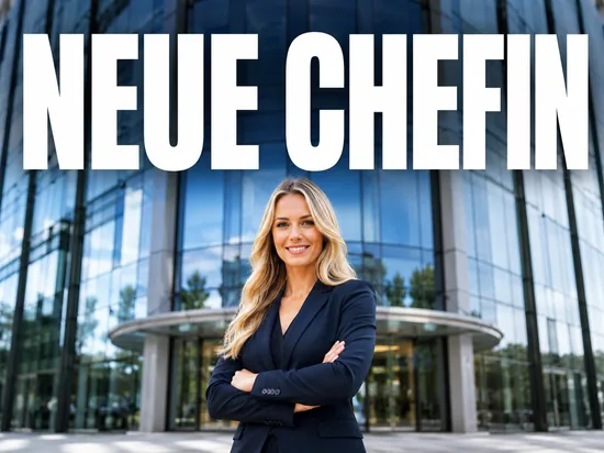 Selbstbewusste blonde Geschaeftsfrau vor Bankgebaeude, Symbolbild neue Vorstandschefin