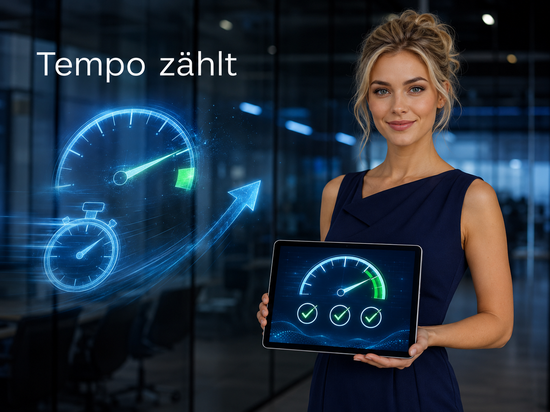 Blonde Frau im dunkelblauen Kleid hält ein Tablet mit grünem Performance-Tacho, im Hintergrund Symbole für Website-Tempo