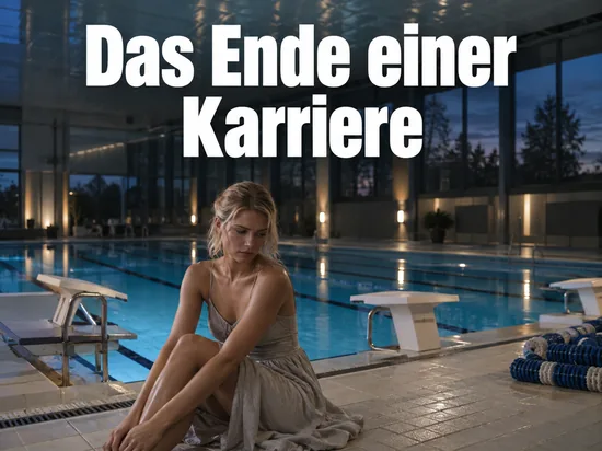Frau sitzt am Beckenrand einer leeren Schwimmhalle