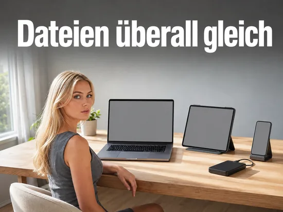 Notebook, Tablet und Smartphone mit gleichen leeren Displays auf einem Schreibtisch