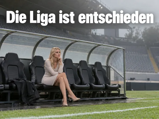 Leere Trainerbank am Spielfeldrand eines Stadions