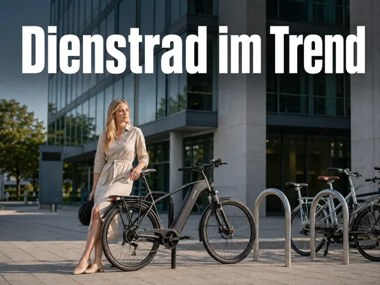 E-Bike an einem Fahrradständer vor einem Bürogebäude