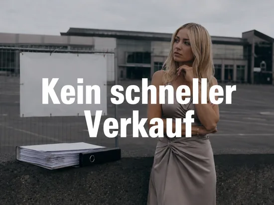 Geschlossener Freizeitkomplex mit leerem Parkplatz und Aktenordner mit Kreditunterlagen, davor eine Frau