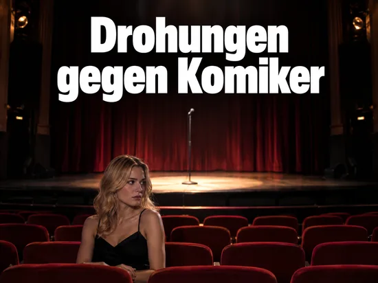 Frau sitzt im leeren Zuschauerraum vor einer Bühne mit Mikrofonständer
