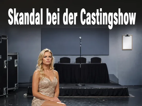 Frau vor einer Castingshow-Bühne mit leerem Jurytisch und Mikrofonständer, Schriftzug Skandal bei der Castingshow