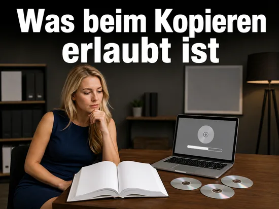 DVD-Rohlinge neben aufgeschlagenem Gesetzbuch und Laptop als Symbol fuer rechtliche Grenzen beim Kopieren