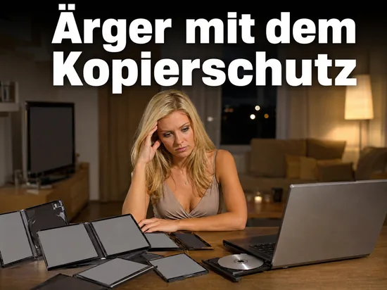 DVD-Huellen ohne Aufdruck neben einem Notebook mit offener Laufwerksschublade