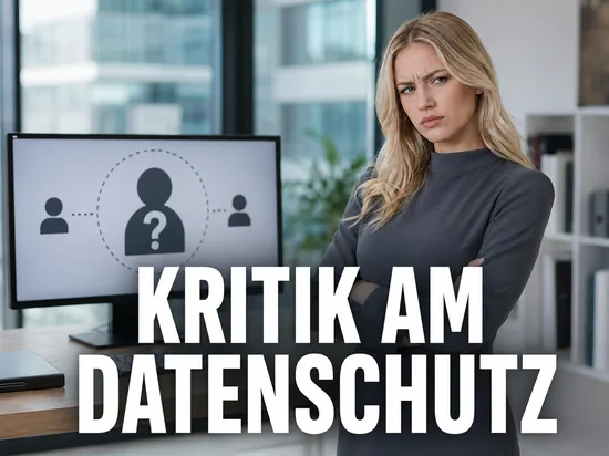 Blonde Frau blickt kritisch auf Monitor mit Datenschutz-Grafik und Fragezeichen, Schriftzug Kritik am Datenschutz