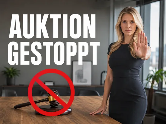 Blonde Geschäftsfrau mit abwehrender Handgeste vor einem Auktionshammer mit rotem Verbotssymbol als Symbol für eine gestoppte Auktion