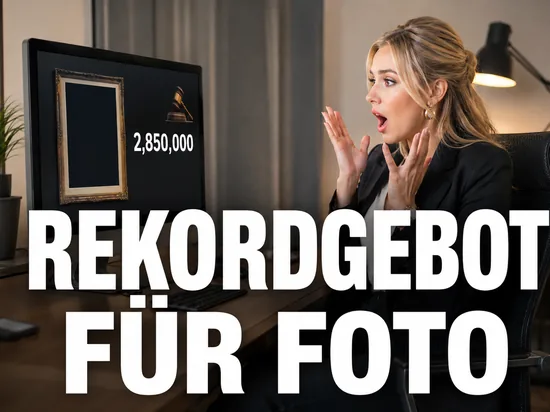 Blonde Geschaeftsfrau staunt ueber ein hohes Gebot fuer ein gerahmtes Foto auf einer Auktionsseite, Schriftzug Rekordgebot fuer Foto