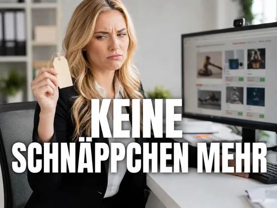 Blonde Geschaeftsfrau haelt skeptisch ein leeres Preisschild vor einer Auktionsseite, Schriftzug Keine Schnaeppchen mehr