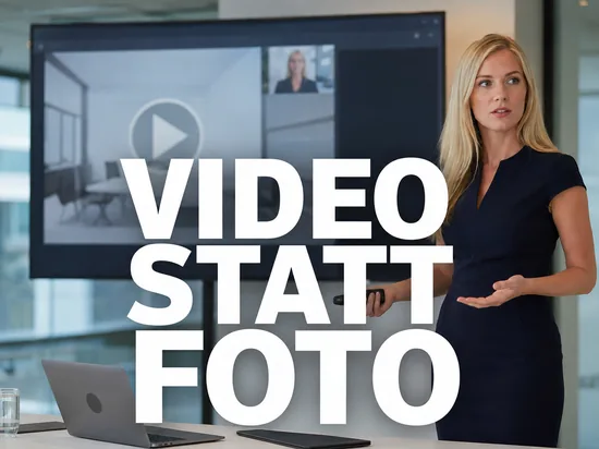 Blonde Geschäftsfrau vor einem Bildschirm mit Verkaufsanzeige und Video-Abspielfenster als Symbol für Videos in Online-Auktionen