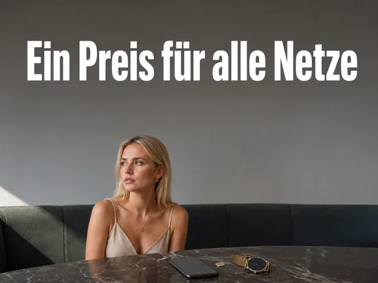 Frau an einem Tisch mit Smartphone, Münze und Armbanduhr