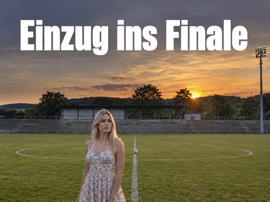 Frau steht am Mittelkreis eines kleinen Stadions im Abendlicht