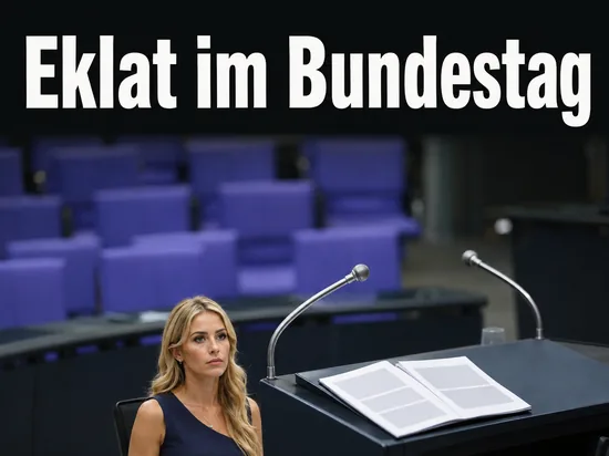 Frau steht neben einem Rednerpult mit Mikrofonen im Plenarsaal