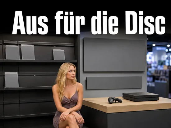 Fast leeres Ladenregal mit leeren Spielhuellen und einer Konsole