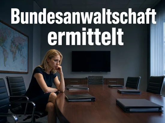Frau in einem Besprechungsraum einer Ermittlungsbehoerde mit Aktenmappen und Weltkarte: Bundesanwaltschaft ermittelt in Entfuehrungsfall