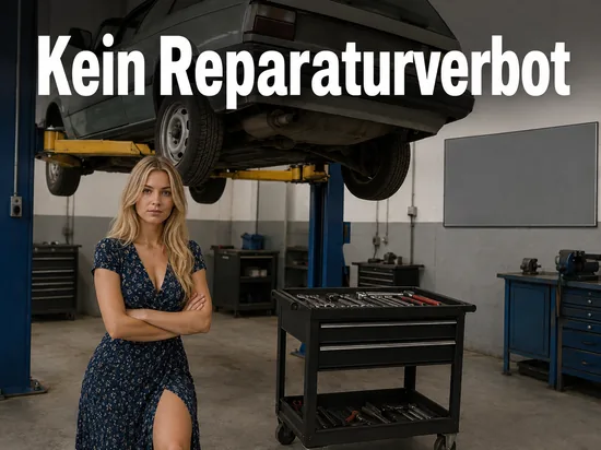 Frau in einer Werkstatt unter einem Auto auf der Hebebühne