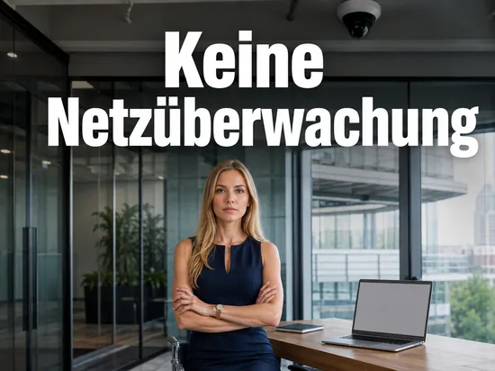 Frau steht in einem Buero neben einem Laptop, an der Decke eine Ueberwachungskamera